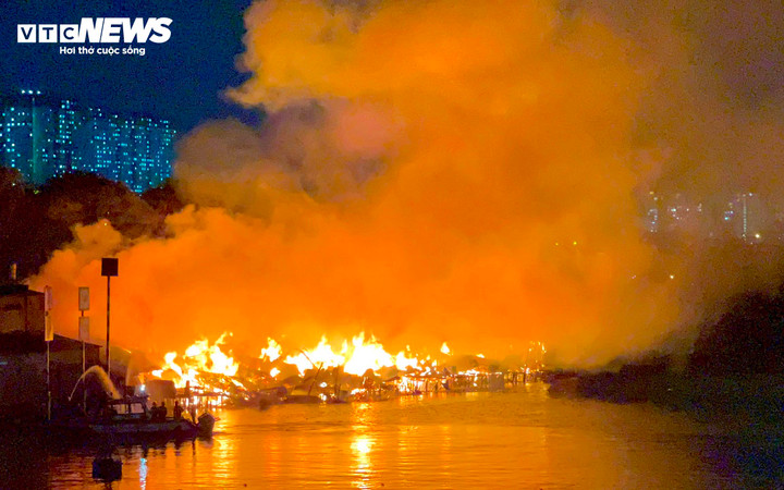 Đám cháy nhanh chóng bao trùm và lan rộng sang một khu vực rộng lớn. Cột lửa đỏ rực kèm khói đen toả ra nghi ngút, nhiều người dân hô hoán chạy đến dập lửa nhưng bất thành.