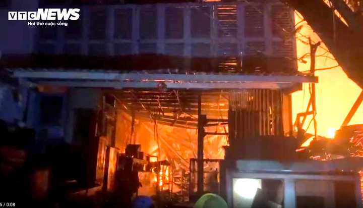 Mặc dù người dân huy động nhiều bình chữa cháy mini đến tiếp cận dập lửa nhưng không hiệu quả.