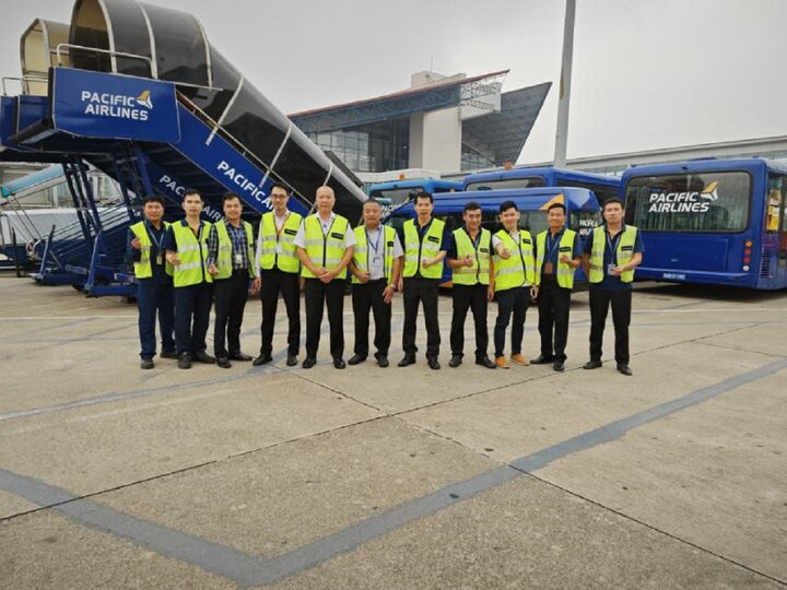 Quyền Tổng Giám đốc Nguyễn Anh Dũng (thứ 5 từ trái sang) cùng các cán bộ, nhân viên Trung tâm phục vụ mặt đất Nội Bài đồng hành với chuyến bay của Bamboo tại sân bay Nội Bài sáng 1/4/2024.