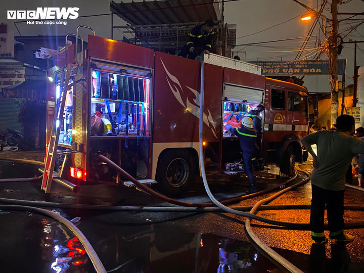 Lực lượng chức năng đã bảo vệ được cả một dãy nhà phía trước khu vực cháy.