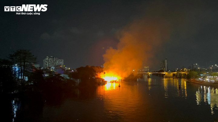 Đến 21h cùng ngày, ngọn lửa được khống chế. Một đoạn đường Phạm Thế Hiển qua khu vực xảy ra cháy được phong toả nghiêm ngặt để đảm bảo an toàn, phục vụ công tác chữa cháy.