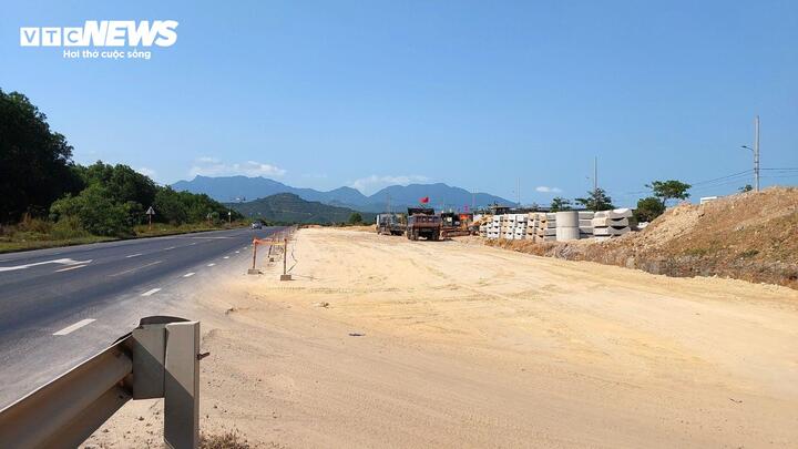 Không có mặt bằng, máy móc thi công công trình phải nằm một chỗ.