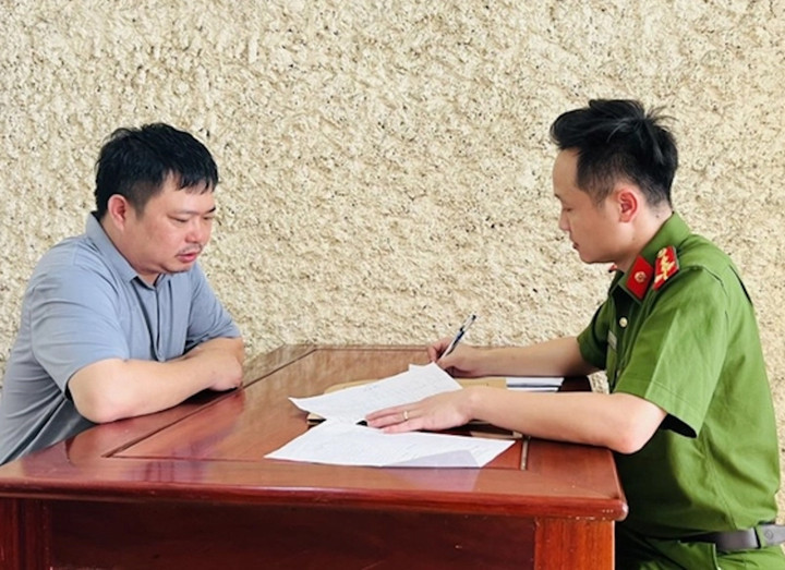 Cán bộ công an đang lấy lời khai của Lê Đức Dũng.