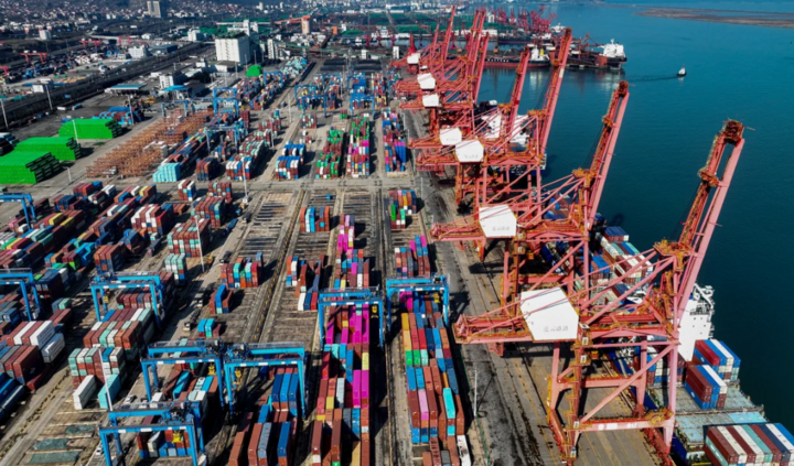 Các container hàng hóa chờ xuất khẩu tại cảng Liên Vân Cảng ở tỉnh Giang Tô, miền đông Trung Quốc, ngày 26/3/2024. (Ảnh: Getty Images)