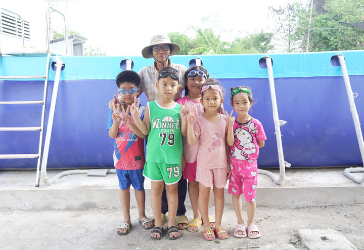 “Cô giáo” Sáu Thia cùng các học trò tại lớp bơi miễn phí bên chiếc hồ mới.