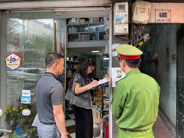 Người dân ký cam kết không xâm hại cây xanh trên các tuyến phố ở phường Phạm Đình Hổ.