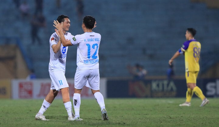 Tuấn Anh (trái) mặc áo số 11 trong trận gặp Hà Nội FC. (Ảnh: CLB Nam Định)