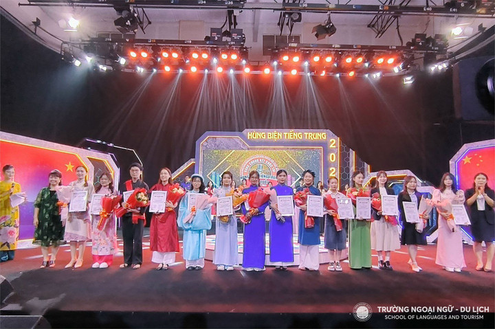 Sinh viên khoa Ngôn ngữ Trung Quốc, Trường Ngoại ngữ - Du lịch (HaUI) tranh tài tại vòng chung kết Cuộc thi hùng biện tiếng Trung toàn quốc năm 2023.