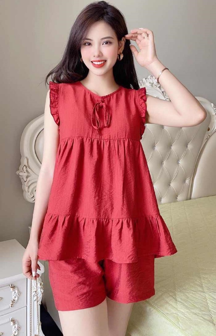 Nếu yêu thích vẻ đẹp trẻ trung, năng động mà không kém phần nữ tính, các cô gái có thể lựa chọn những bộ đồ mặc nhà vải bông có thiết kế quần ngắn, áo sát nách với các chi tiết nẹp bèo nhún.