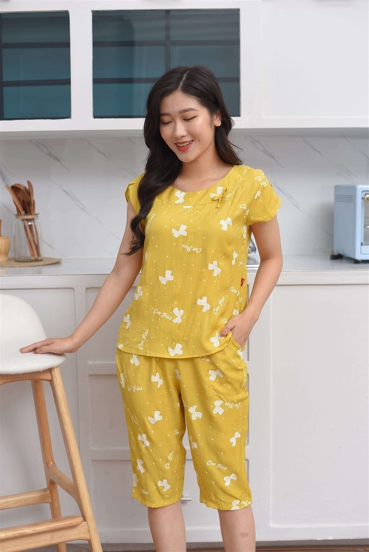 Những bộ đồ vải lanh với màu sắc tươi sáng và thiết kế nhẹ nhàng cũng rất thích hợp để các quý cô diện ở nhà, giúp tôn lên nét đẹp trẻ trung.