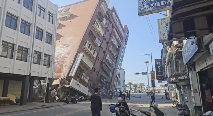 Một tòa nhà bị sập một phần ở huyện Hoa Liên, phía đông Đài Loan. (Ảnh: The Paper)
