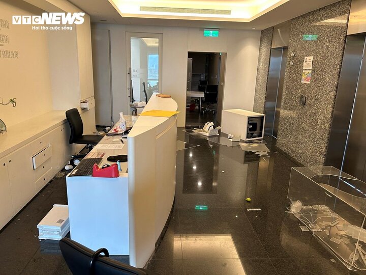 Khung cảnh đổ vỡ trong một công ty sau trận động đất sáng 3/4 ở Đài Loan.