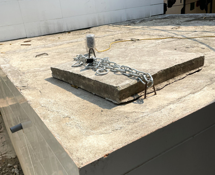 Nắp bể nước hiện tại đã được khóa lại