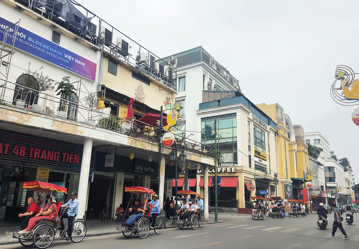 Nhiều công trình có giá trị văn hóa, lịch sử trên phố Tràng Tiền bị xuống cấp. (Ảnh: Quang Phong)