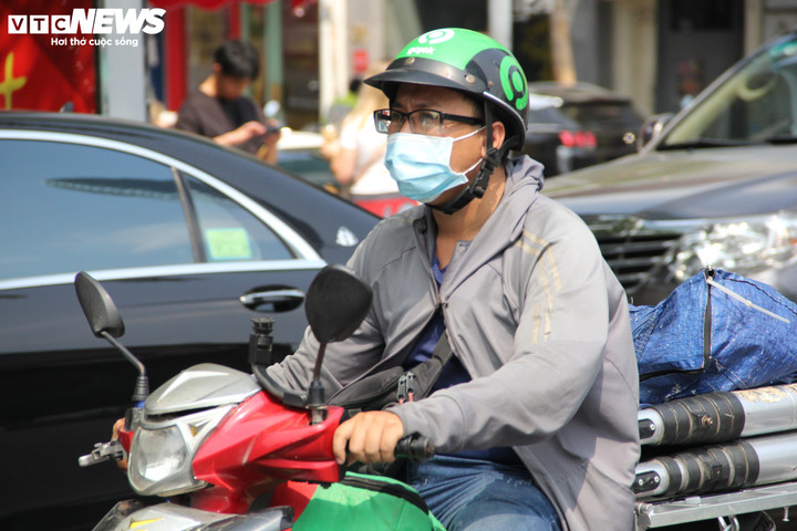 Thời tiết TP.HCM ngày 4/4 có mây, nắng nóng gay gắt, nhiệt độ cao nhất chạm ngưỡng 37 độ C.