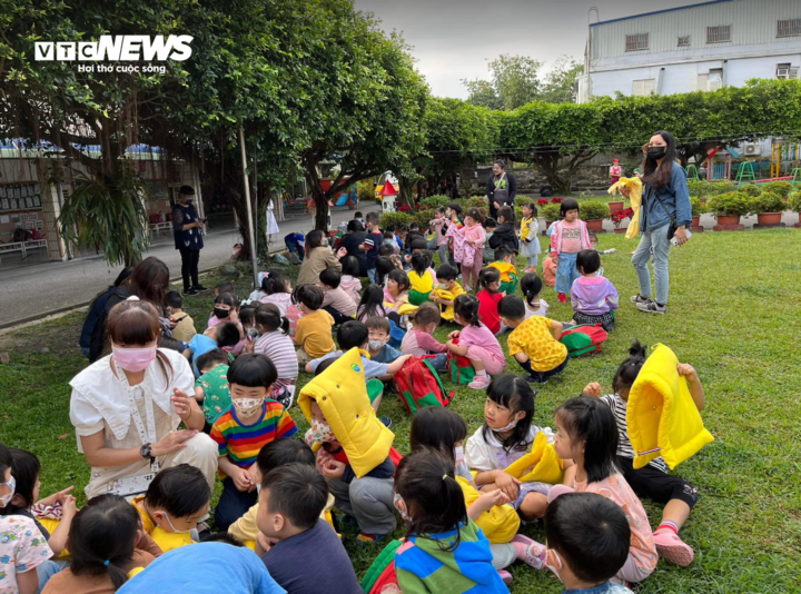 Học sinh trường mầm non của chị Giang ở Nghi Lan được tập trung ra sân bóng của trường.