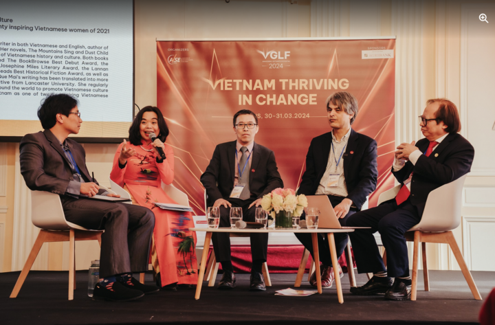 Nhà văn Nguyễn Phan Quế Mai chia sẻ tại diễn đàn "Người Việt có tầm ảnh hưởng" tại Paris.