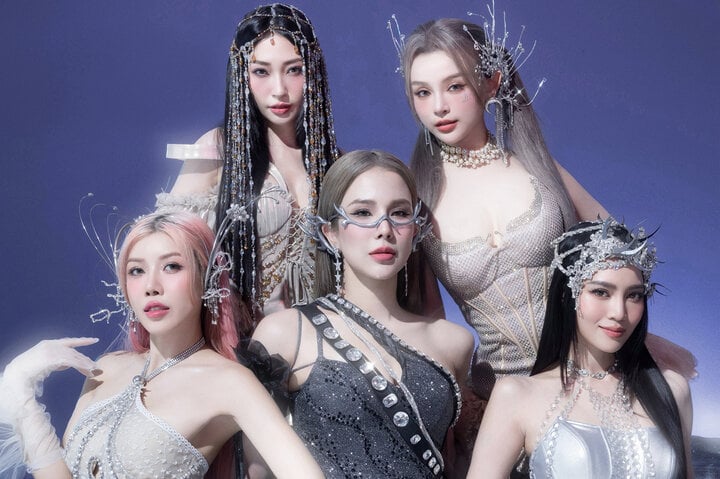 Diệp Lâm Anh cùng các chị đẹp thành lập nhóm nhạc 5 thành viên.