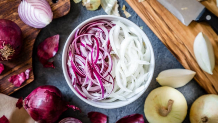 Có nhiều mẹo giúp hành tây, hành tím bớt hăng. (Ảnh: Istock)