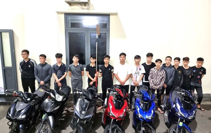 Nhóm thanh thiếu niên cùng phương tiện, hung khí tại cơ quan công an.