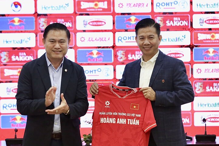 HLV Hoàng Anh Tuấn (phải) nhận nhiệm vụ dẫn dắt U23 Việt Nam.