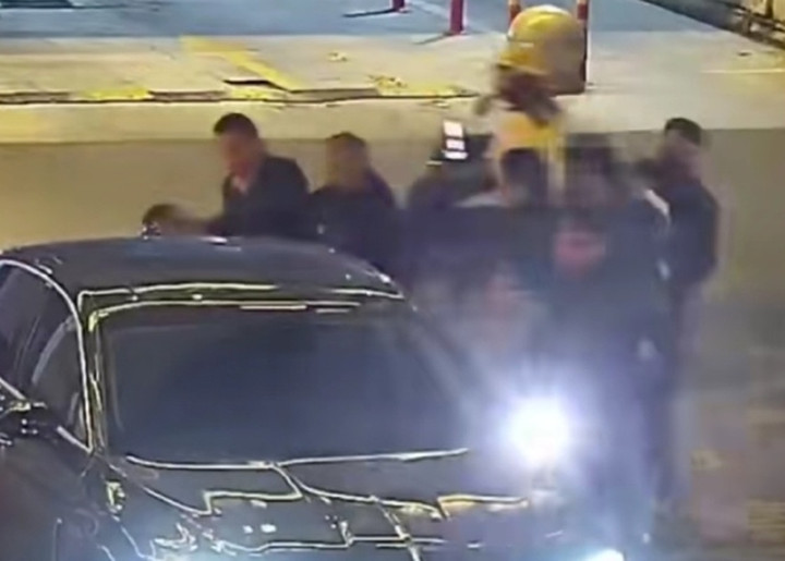 Vừa xuống xe để "hóng biến", cả 3 tên đã bị tóm gọn.