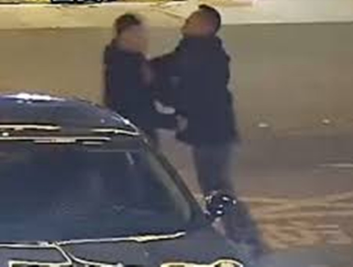 Hai cảnh sát giả vờ say rượu đánh nhau để tiếp cận chiếc xe.