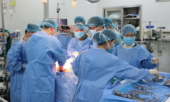 Ca phẫu thuật lấy - ghép tạng từ nguồn tạng hiến của nhân viên y tế Bệnh viện E. (Ảnh: BVCC)