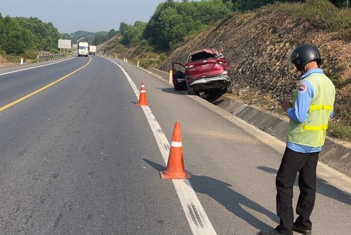 Một phương tiện gặp sự cố vỡ lốp xe trên cao tốc Cam Lộ - La Sơn. (Ảnh: Cục CSGT)