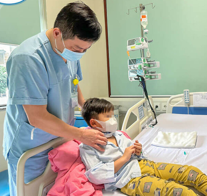 TS.BS Đặng Ánh Dương – Trưởng khoa Điều trị tích cực Ngoại khoa thăm khám cho bệnh nhi trước khi ra viện.