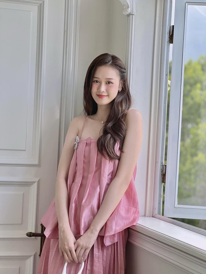 Quỳnh Anh còn gây ấn tượng bởi gu thời trang tinh tế. Người đẹp theo đuổi phong cách thời trang nữ tính, dịu dàng.