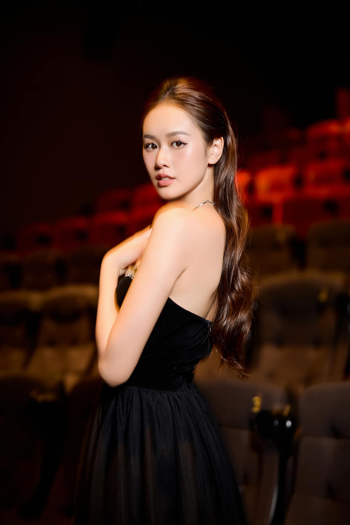 Dù chỉ xuất hiện thời lượng ngắn nhưng cô gây ấn tượng với khán giả nhờ ngoại hình xinh đẹp, nét diễn tự nhiên.