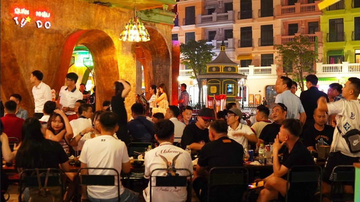 Quán nhậu Tự Do là điểm hẹn hò được nhiều cặp đôi yêu thích.