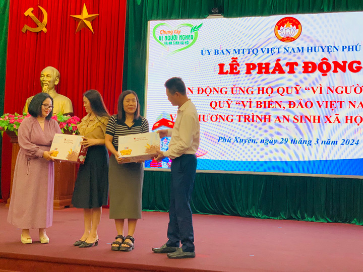 Bà Nguyễn Kha Thoa, Giám đốc VOV AMS trao quà tặng từ Nhà tài trợ Thế giới sữa tới đại diện các trường mầm non và tiểu học khó khăn huyện Phú Xuyên.