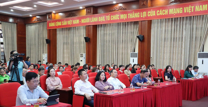 Đoàn công tác tại Hội nghị phát động đợt cao điểm Vì người nghèo và chương trình an sinh xã hội năm 2024 huyện Phú Xuyên.