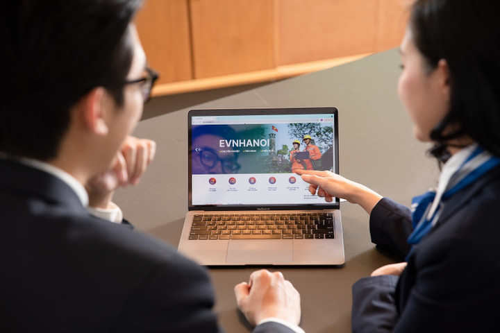 Khách hàng được hướng dẫn sử dụng hệ sinh thái CSKH EVNHANOI dễ dàng và tiện ích.