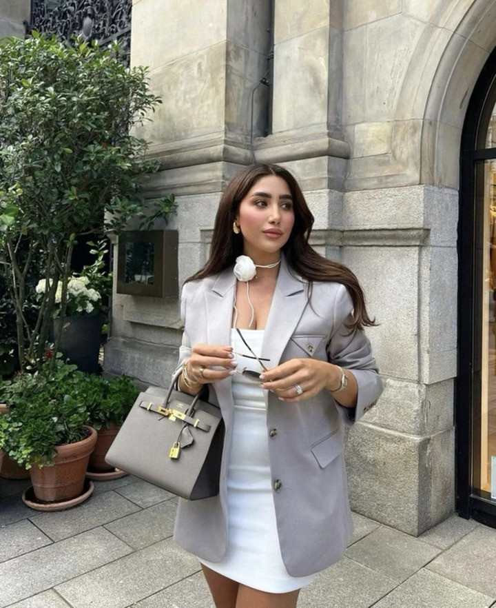 Blazer phối cùng váy rất tôn dáng.