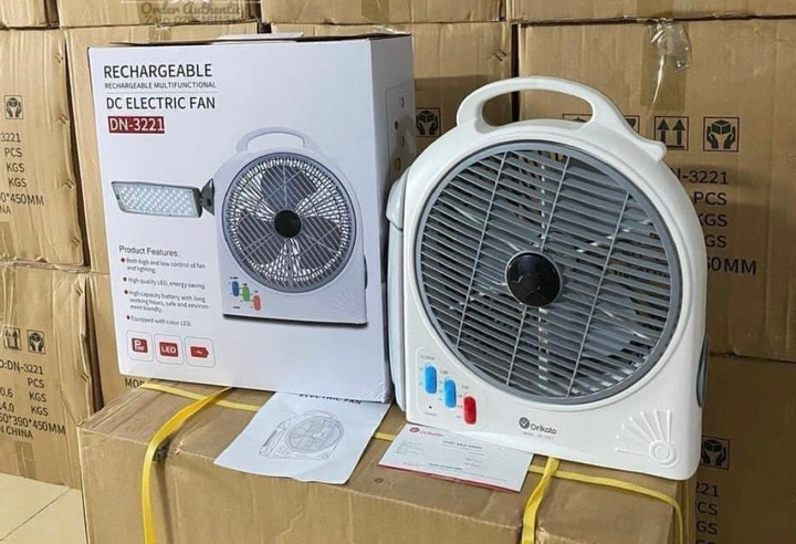 Một vài mẫu quạt tích điện giá hơn 1 triệu đồng nay cũng được giảm giá chỉ còn 1/3.