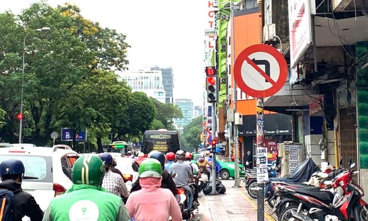 Vi phạm lỗi cấm rẽ trái đối với người điều khiển xe máy có thể bị phạt từ 100.000 đồng đến 200.000 đồng.