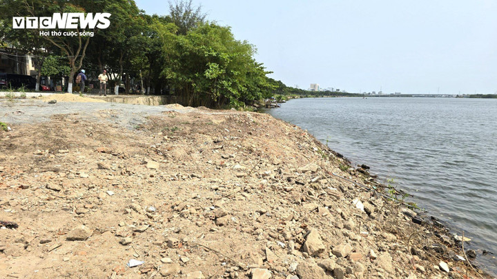 Khu vực người dân nghi ngờ bị đổ xà bần lấn sông Hàn.