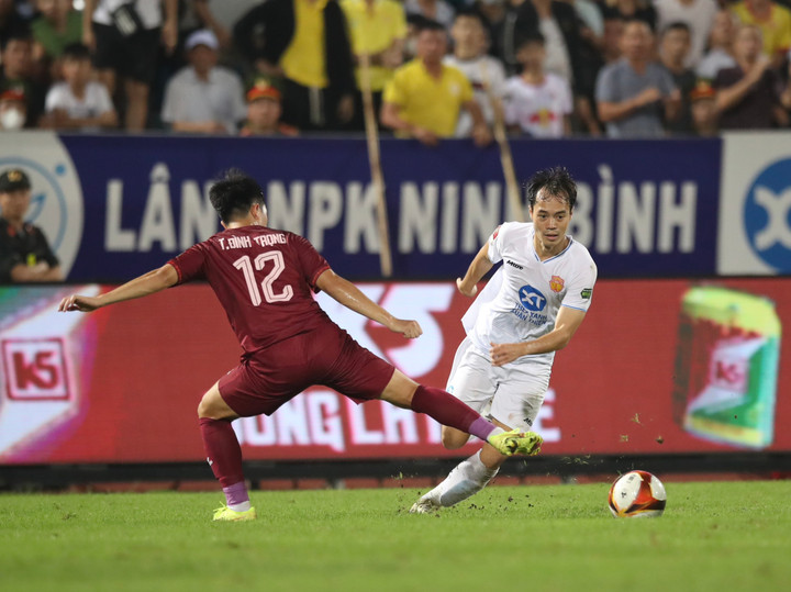 Nam Định (áo trắng) gặp nhiều khó khăn trước Bình Định.