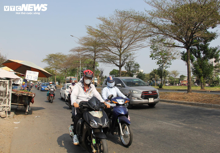 Thời tiết TP.HCM ngày 5/4, ít mây, nắng nóng, lượng UV cao nhất lúc giữa trưa ở mức 12 - rất nguy hại.