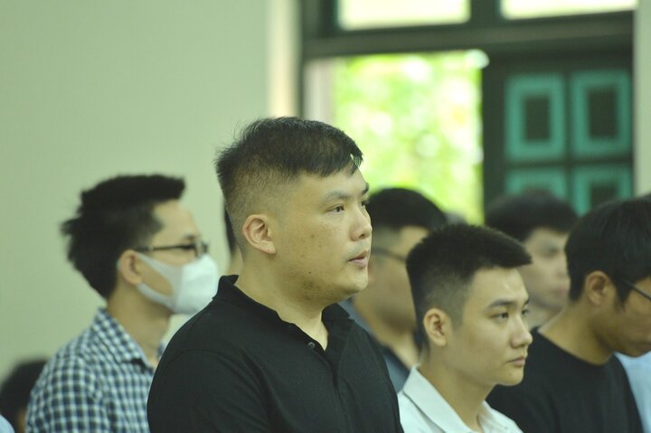 Bị cáo Nguyễn Minh Thành (áo đen) lĩnh 5 năm tù về tội Tổ chức đánh bạc.