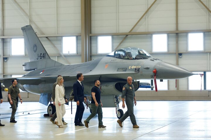 Tổng thống Ukraine Volodymyr Zelenskiy và Thủ tướng Hà Lan Mark Rutte đi bộ gần chiếc F-16, ở Eindhoven, Hà Lan, ngày 20/8/2023.