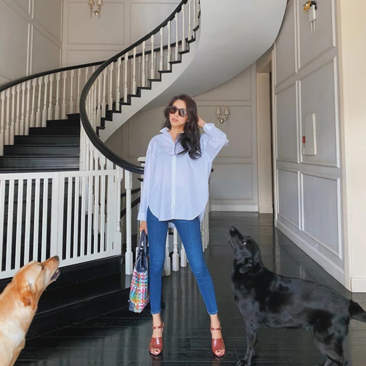 Quần jeans kết hợp với sơ mi oversized, áo dáng lửng mang đến set đồ sang chảnh.