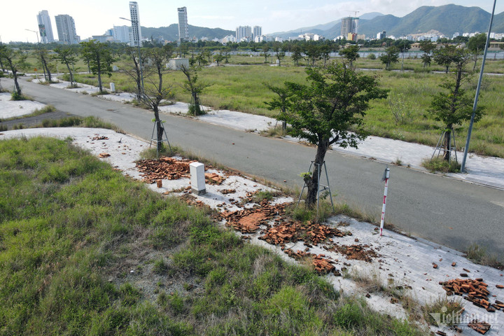 Bên trong dự án của Tập đoàn Phúc Sơn tại sân bay Nha Trang ngổn ngang.