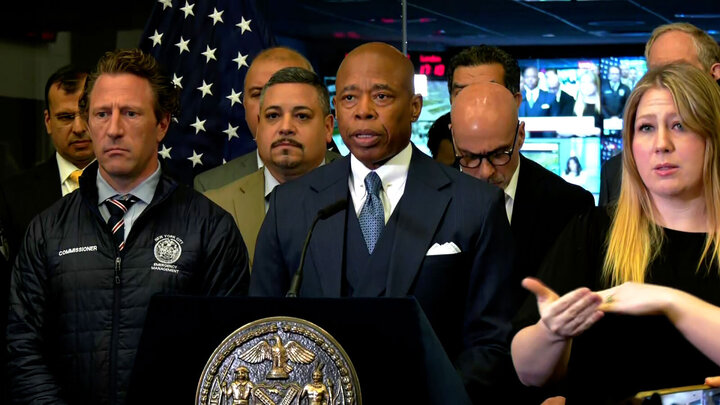 Thị trưởng thành phố New York Eric Adams phát biểu trong cuộc họp báo ở New York hôm 5/4. (Ảnh: CNN)