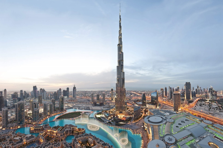 Tháp Burj Khalifa, tòa nhà cao nhất thế giới, biểu tượng của thành phố Dubai và Các tiểu Vương quốc Ả rập Thống nhất (UAE).