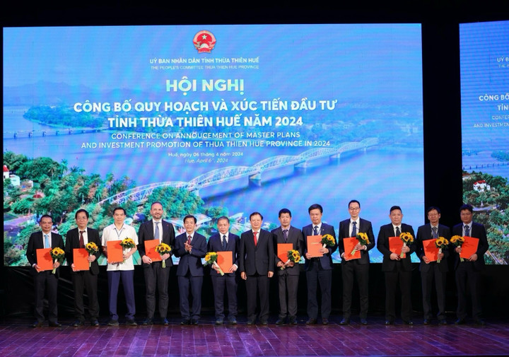 Chủ tịch UBND tỉnh Thừa Thiên - Huế Nguyễn Văn Phương đã trao giấy chứng nhận đăng ký đầu tư cho các nhà đầu tư vào 11 dự án.