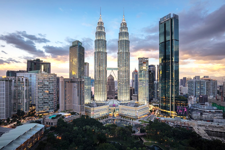 Tháp đôi Petronas tại Thủ đô Kuala Lampur (Malaysia), từng giữ danh hiệu tòa nhà cao nhất thế giới vào thời điểm khánh thành, và hiện vẫn là tòa tháp đôi cao nhất thế giới.